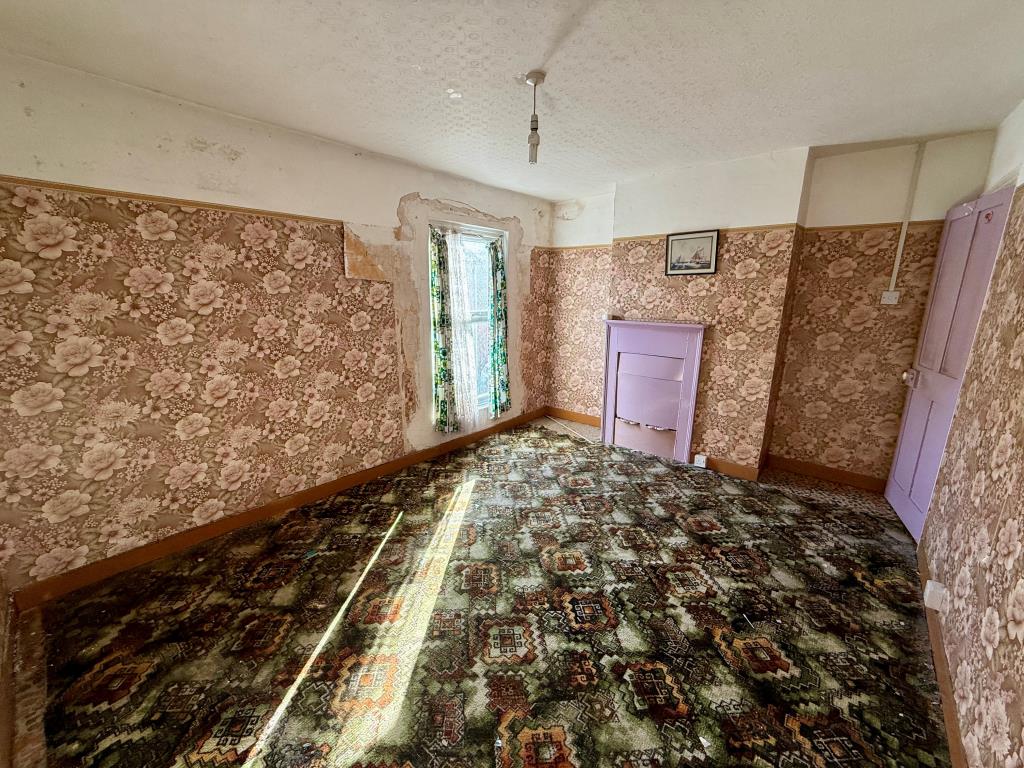 Lot: 69 - TERRACED HOUSE FOR REFURBISHMENT - Bedroom one